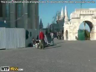 Enticing dospívající masturbuje s láhev