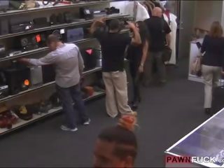 Бізнес жінка пизда вдарив по pawnkeeper для a plane ticket