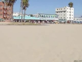 Ариана необикновен и манди armani от venice плаж