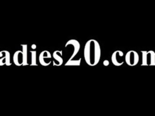 整齐 lezzies 他妈的 在 前 的 镜子