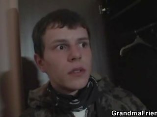 Grown мед радує два robbers