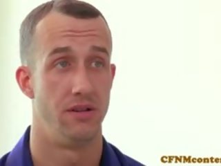 옷을 입은 여성의 벌거 벗은 남성 거유 여왕 님 에이미 anderssens 얼굴의