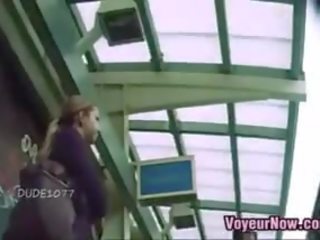 Upskirt zatímco čekání pro a vlak