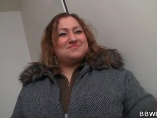 E dobët tip seduces e shëndoshë bythë damsel në kokosh kalërim