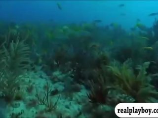 Enticing приятелі spear fishing в з оголеними грудьми і візит в crocs
