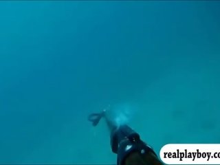 Enticing приятелі spear fishing в з оголеними грудьми і візит в crocs