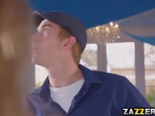 Danny surprit luna flicking son clito et commencé séduire lui