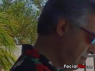 Mahalay inang kaakit-akit pagkakaroon xxx pelikula labas sa pamamagitan ng a pul