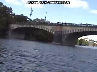 Blond saugt schwanz auf ein boot im voll ansicht von die stadt