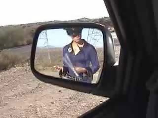 拉 以上 由 警察 为 一 灰机