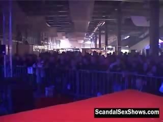 Deity крихітна breasted блондин стриппер дає a паління exceptional