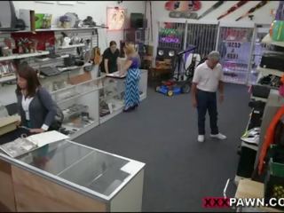 摩洛伊斯兰解放阵线 pawns 娘们 到 raised 金钱 为 bail