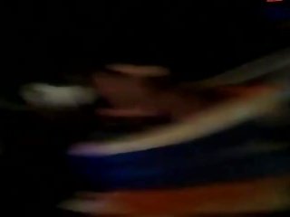 Nahý strana holky mající zábava na loď