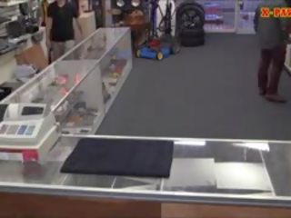 Grown-up 巨乳 媽媽我喜歡操 sells 一些 stuff 為 她的 丈夫 bail