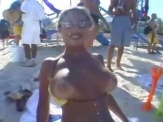 Fabulous bodybuilder dalaga sa ang dalampasigan maaari pumunta sa kanya titties jump
