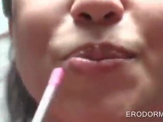 Kolegj cuties qirje në konvikt dhomë e ndyrë seks simultan