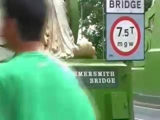 Pagkinang at squirting baguhan sa publiko