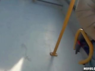 Birichina giovanissima serve un pene