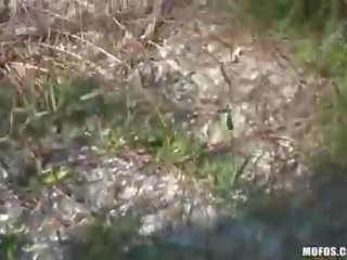 Fortunato adolescent scopa affascinante giovane signora in il bosco