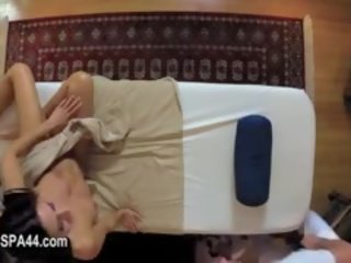 대단히 교활한 마사지 침실 의 desiring 안마사