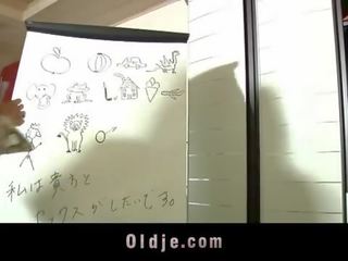 年輕 亞洲人 擰 由 老 男生