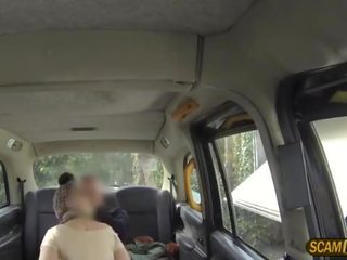 Kakatuwang kaisipan ginintuan ang buhok nobya rides a malaki at mabigat johnson sa loob ang taxi