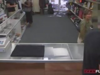 Customers žena zajebali s lascivious pan moški v na soba zadaj