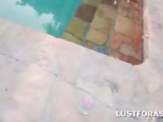Oily puwit choco konsorte eating mataba phallus sa pamamagitan ng ang pul