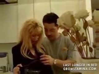 Pirang mom aku wis dhemen jancok visits for a fuck