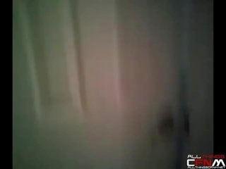 Sneaky amateur filles prendre photos de nu écolier en salle de bain
