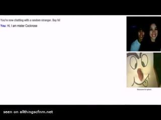 옷을 입은 여성의 벌거 벗은 남성 편물 캠 reactions 에 mr cocknose