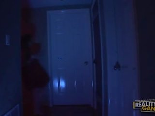 Sedusive bruneta máma jsem rád šoustat mající mezirasový špinavý film s an mimozemšťan