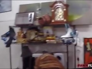 Privlačen razpis punca posed in zajebal s pawn moški v soba zadaj območje