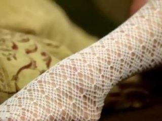 마음을 끄는 바지 과 우수한 브루 넷의 사람