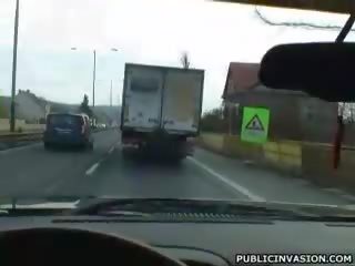 Темно волосатий seductress отримує вдарив в публічний
