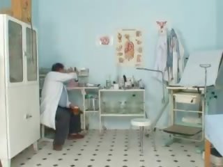 Sam 的gyno 的阴户 proper 检查 由 旧的 intern