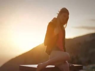 Одягнений білявка робити an оргазм на sunrise