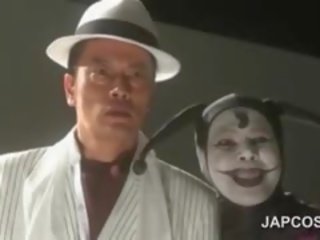 Aziýaly groovy göt aktrisa plays stunner in keşbe girmek scene