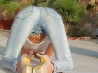 Blackhaired печиво дражнити голий на відкритому повітрі