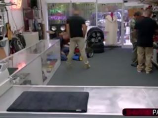 Grand kubanke draga enters na narobe pawnshop