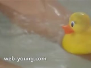 褐发女郎 玩弄 她的 的阴户 在 浴室