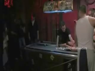 Es mīlestība anāls pieaugušais filma bet šī vid uz a publisks bārs ar a grupa