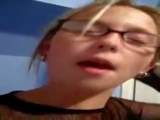 Коледж damsel мастурбує з brush в dormroom