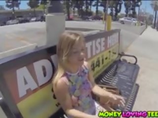Keisha grey 吸 陰莖 為 金錢 戶外 在 該 bushes