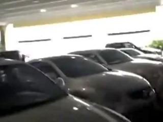 Nahý dare walking přes veřejné mall