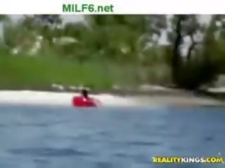 Milfhunter na jeho loď na a slunný den s a bewitching máma jsem rád šoustat na bo