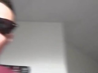 צעיר לספסל הלימודים מזיין ב פוקר לילה