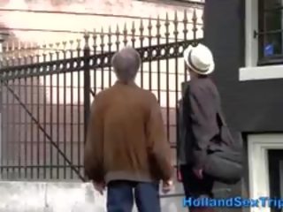 老 游客 looks 为 脏 电影 在 阿姆斯特丹
