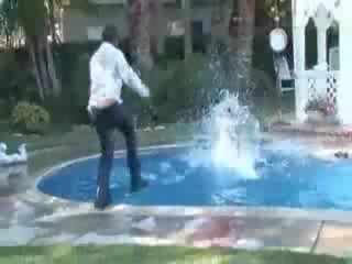 Maghanda kanya Mainit upang trot sa bahay pagkatapos fucked sa paglangoy pul mov