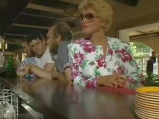 Beguiling lassie має a ебать в a бар